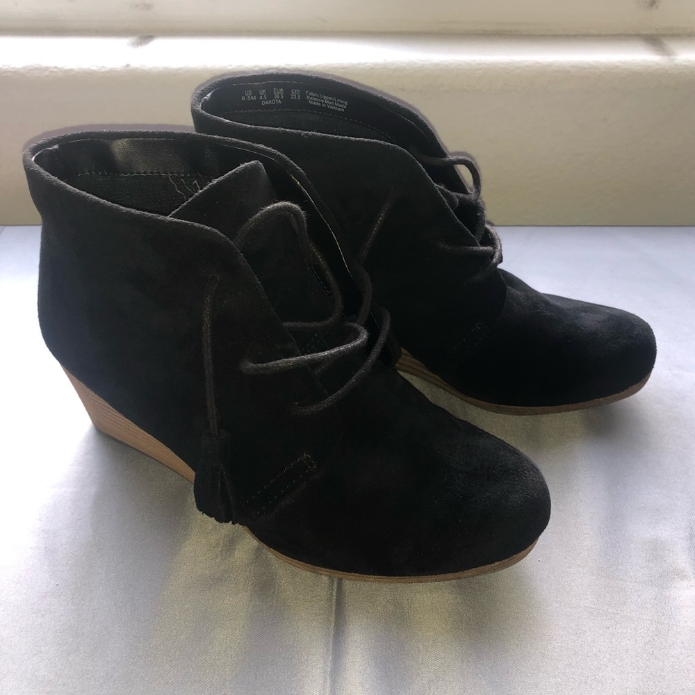 Dr. Scholl’s black suede booties with tassels